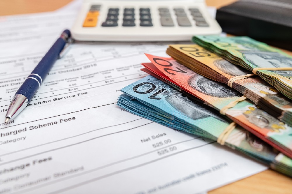 澳洲學生(shēng)貸款減免計(jì)劃确定實施！政府出手砍掉20%HECS債務，數(shù)百萬畢業(yè)生(shēng)工(gōng)資也(yě)要(yào)漲了(le)！